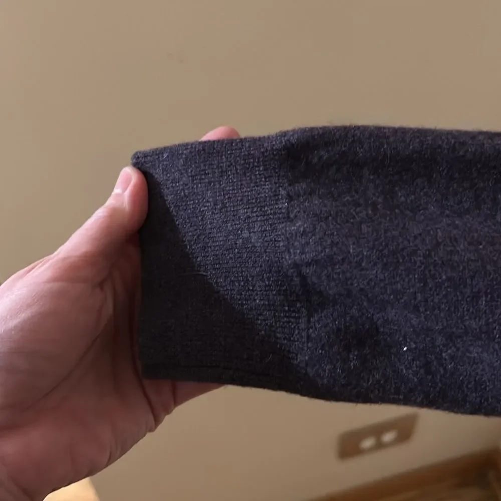 Banana Republic V Neck purple 100% merino wool Sweater size XL